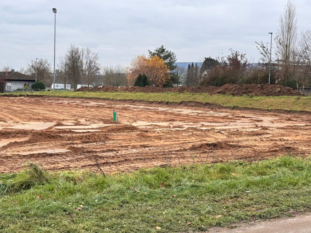 Die Drainage und Wasserversorgung auf dem Wohnmobilstellplatz sind bereits rechtzeitig zum Wintereinbruch unter der Erde.