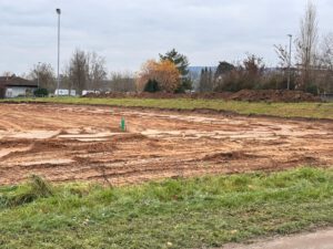 Die Drainage und Wasserversorgung auf dem Wohnmobilstellplatz sind bereits rechtzeitig zum Wintereinbruch unter der Erde.